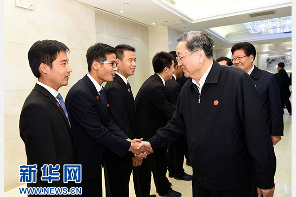 這是俞正聲會見在喀什地區(qū)鄉(xiāng)鎮(zhèn)工作的內(nèi)地高校畢業(yè)生代表。新華社記者 饒愛民 攝