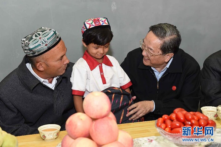 9月27日，中共中央政治局常委、全國政協(xié)主席、中央代表團團長俞正聲率中央代表團部分成員赴喀什地區(qū)莎車縣看望各族干部群眾。這是俞正聲到新疆生產(chǎn)建設兵團第三師莎車農(nóng)場維吾爾族團場職工家中看望，并向小朋友贈送學習用品。新華社記者 饒愛民 攝