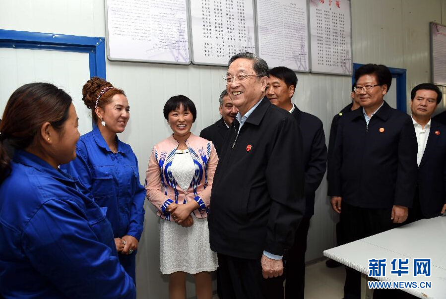 9月27日，中共中央政治局常委、全國政協(xié)主席、中央代表團團長俞正聲率中央代表團部分成員來到新疆英吉沙縣喀什中興手套有限公司考察。新華社記者 饒愛民 攝 
