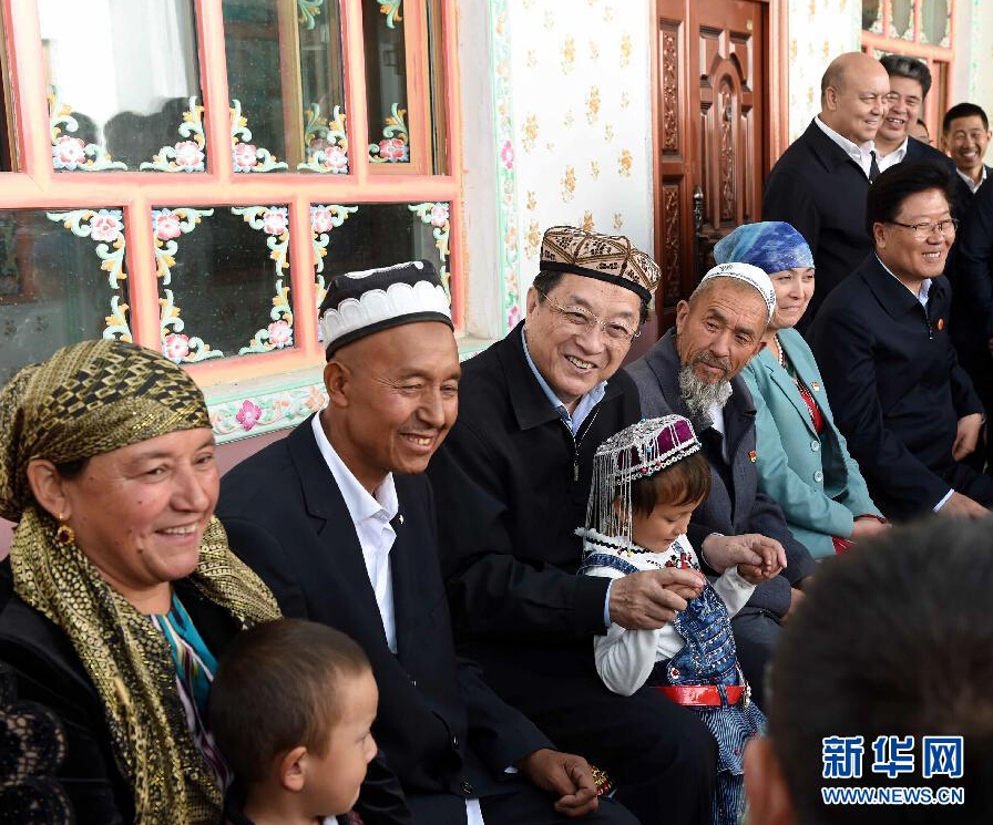9月27日，中共中央政治局常委、全國政協(xié)主席、中央代表團團長俞正聲率中央代表團部分成員赴喀什地區(qū)莎車縣看望各族干部群眾。這是俞正聲在莎車縣艾力西湖鎮(zhèn)21村看望維吾爾族村民阿布來提·阿不力孜一家。新華社記者 饒愛民 攝