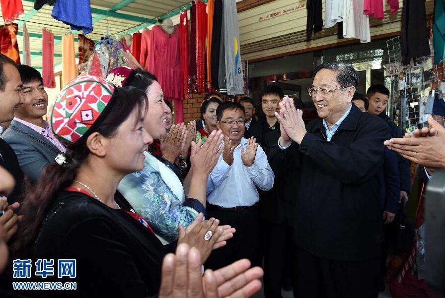 9月27日，中共中央政治局常委、全國政協(xié)主席、中央代表團團長俞正聲率中央代表團部分成員赴喀什地區(qū)莎車縣看望各族干部群眾。這是俞正聲在莎車縣艾力西湖鎮(zhèn)21村看望慰問維吾爾族群眾。新華社記者 饒愛民 攝