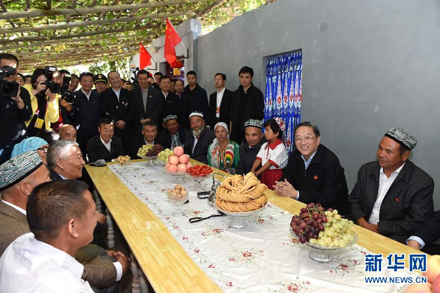 9月27日，中共中央政治局常委、全國政協(xié)主席、中央代表團團長俞正聲率中央代表團部分成員赴喀什地區(qū)莎車縣看望各族干部群眾。這是俞正聲到新疆生產(chǎn)建設兵團第三師莎車農(nóng)場維吾爾族團場職工家中看望。新華社記者 饒愛民 攝