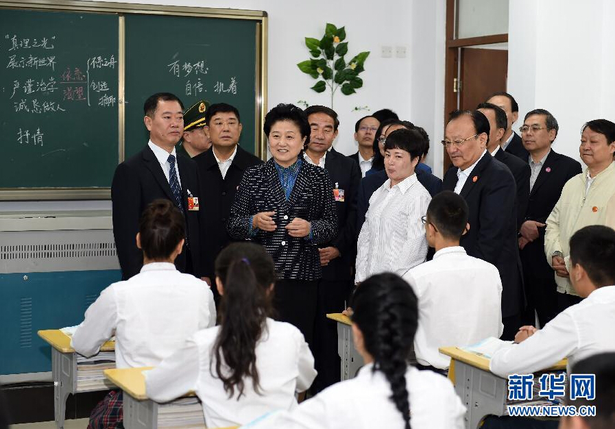 9月27日，中共中央政治局委員、國務(wù)院副總理、中央代表團副團長劉延?xùn)|率中央代表團分團，帶著黨中央、國務(wù)院的親切關(guān)懷和全國各族人民的深切情誼，來到和田地區(qū)、阿克蘇地區(qū)慰問各族干部群眾，并祝賀大家中秋節(jié)快樂。這是劉延?xùn)|視察對口援建的和田天津中學(xué)。新華社記者 張領(lǐng) 攝