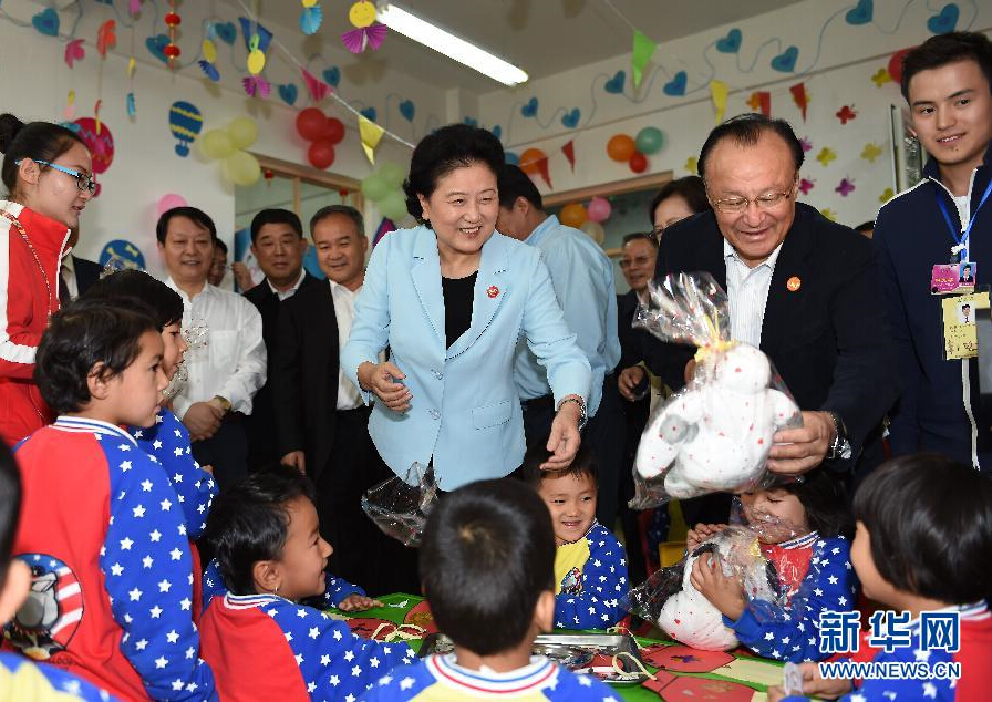 9月27日，中共中央政治局委員、國務(wù)院副總理、中央代表團副團長劉延?xùn)|率中央代表團分團，帶著黨中央、國務(wù)院的親切關(guān)懷和全國各族人民的深切情誼，來到和田地區(qū)、阿克蘇地區(qū)慰問各族干部群眾，并祝賀大家中秋節(jié)快樂。這是劉延?xùn)|在阿克蘇市“雙語”幼兒園與孩子們在一起。新華社記者 張領(lǐng) 攝