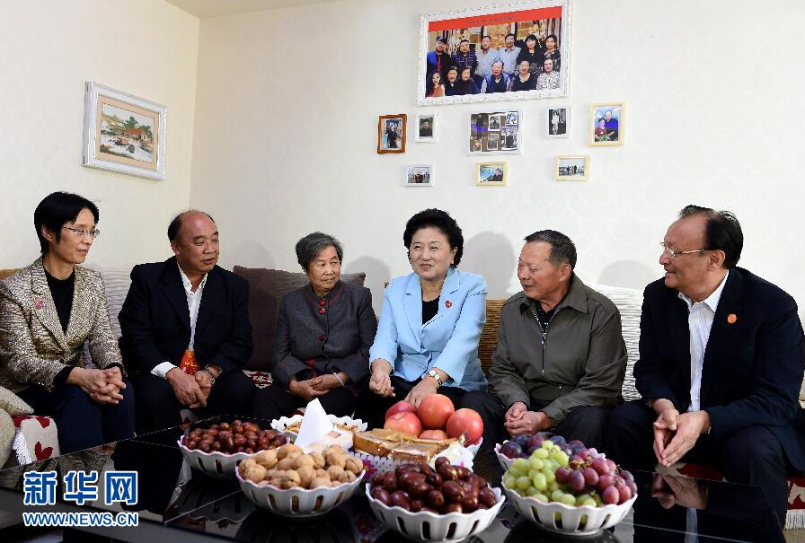 9月27日，中共中央政治局委員、國務(wù)院副總理、中央代表團副團長劉延?xùn)|率中央代表團分團，帶著黨中央、國務(wù)院的親切關(guān)懷和全國各族人民的深切情誼，來到和田地區(qū)、阿克蘇地區(qū)慰問各族干部群眾，并祝賀大家中秋節(jié)快樂。這是劉延?xùn)|來到新疆生產(chǎn)建設(shè)兵團第一師五團團場退休職工包春祥家中慰問。新華社記者 張領(lǐng) 攝