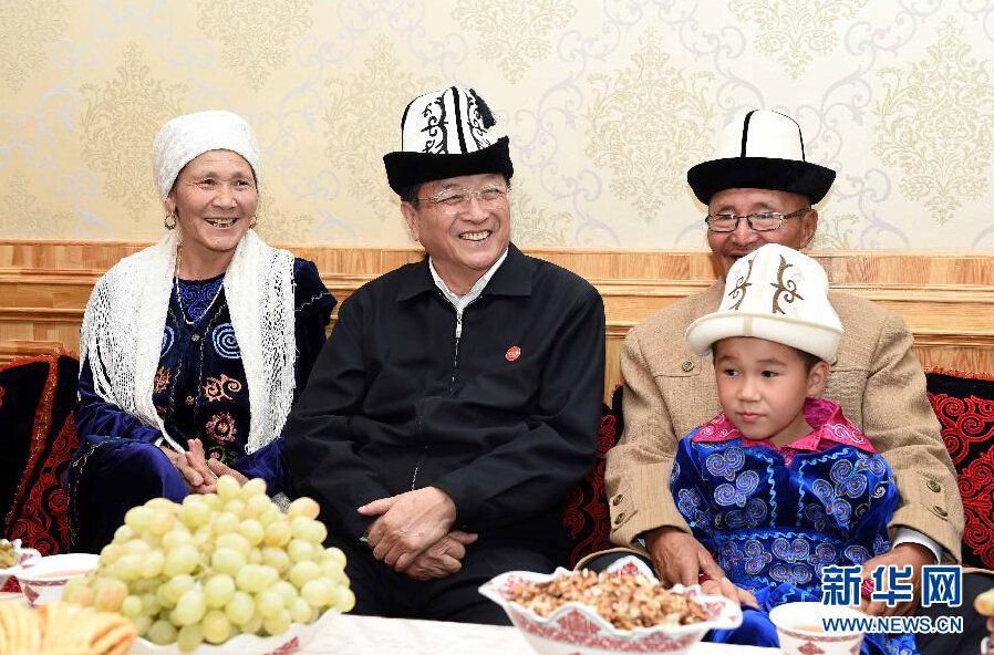 9月28日，中共中央政治局常委、全國(guó)政協(xié)主席、中央代表團(tuán)團(tuán)長(zhǎng)俞正聲率中央代表團(tuán)部分成員赴祖國(guó)最西端的新疆克孜勒蘇柯爾克孜自治州看望慰問各族干部群眾。這是俞正聲來到阿圖什市光明街道辦事處團(tuán)結(jié)路社區(qū)看望柯爾克孜族居民。新華社記者 饒愛民 攝