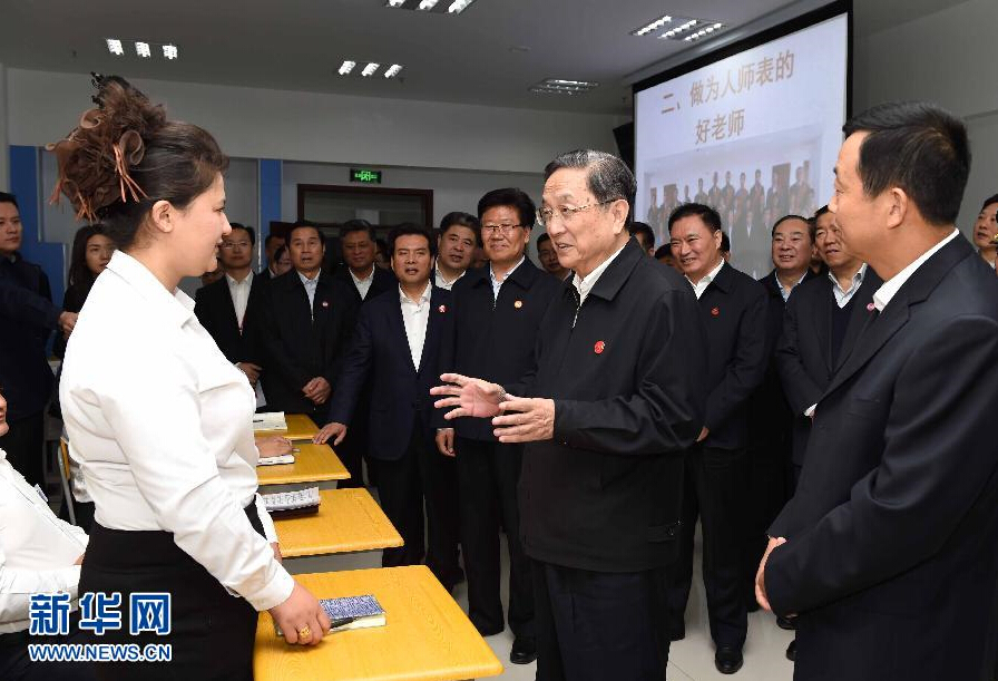 9月28日，中共中央政治局常委、全國(guó)政協(xié)主席、中央代表團(tuán)團(tuán)長(zhǎng)俞正聲率中央代表團(tuán)部分成員赴祖國(guó)最西端的新疆克孜勒蘇柯爾克孜自治州看望慰問各族干部群眾。這是俞正聲來到克州雙語(yǔ)師資培訓(xùn)學(xué)校，與老師、學(xué)員交流談心。新華社記者 饒愛民 攝
