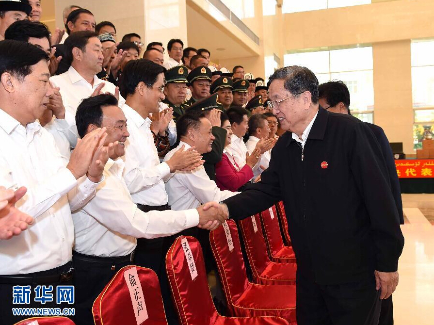9月28日，中共中央政治局常委、全國(guó)政協(xié)主席、中央代表團(tuán)團(tuán)長(zhǎng)俞正聲率中央代表團(tuán)部分成員赴祖國(guó)最西端的新疆克孜勒蘇柯爾克孜自治州看望慰問各族干部群眾。這是俞正聲接見克州有關(guān)負(fù)責(zé)同志、各界人士代表和援疆干部代表。新華社記者 饒愛民 攝
