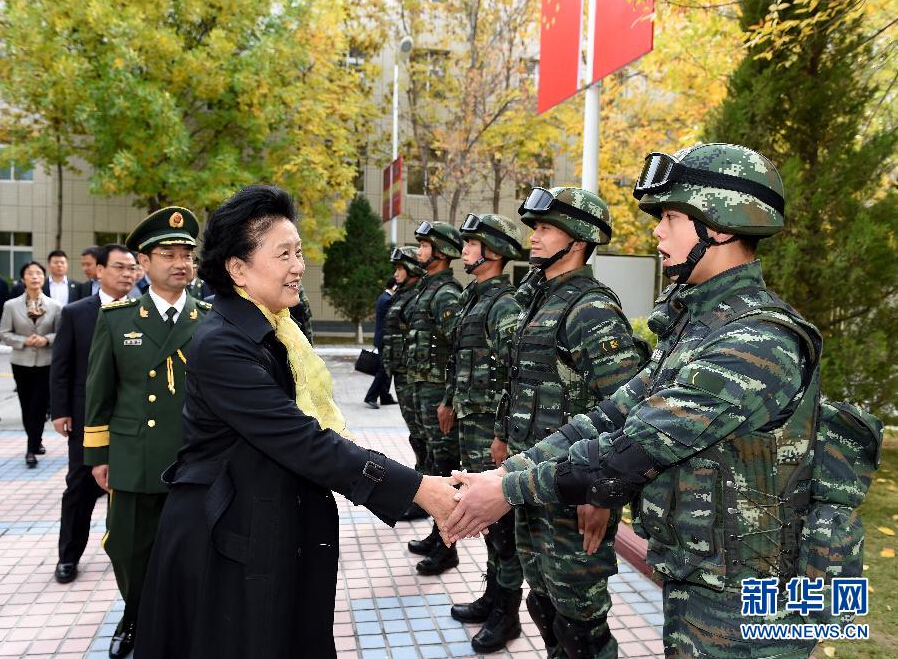 9月28日，中共中央政治局委員、國(guó)務(wù)院副總理、中央代表團(tuán)副團(tuán)長(zhǎng)劉延?xùn)|率中央代表團(tuán)分團(tuán)赴阿克蘇地區(qū)、伊犁哈薩克自治州慰問(wèn)，與各族干部群眾共度節(jié)日、共享歡樂(lè)。這是劉延?xùn)|在伊犁武警8660部隊(duì)駐地慰問(wèn)官兵。新華社記者張領(lǐng)攝