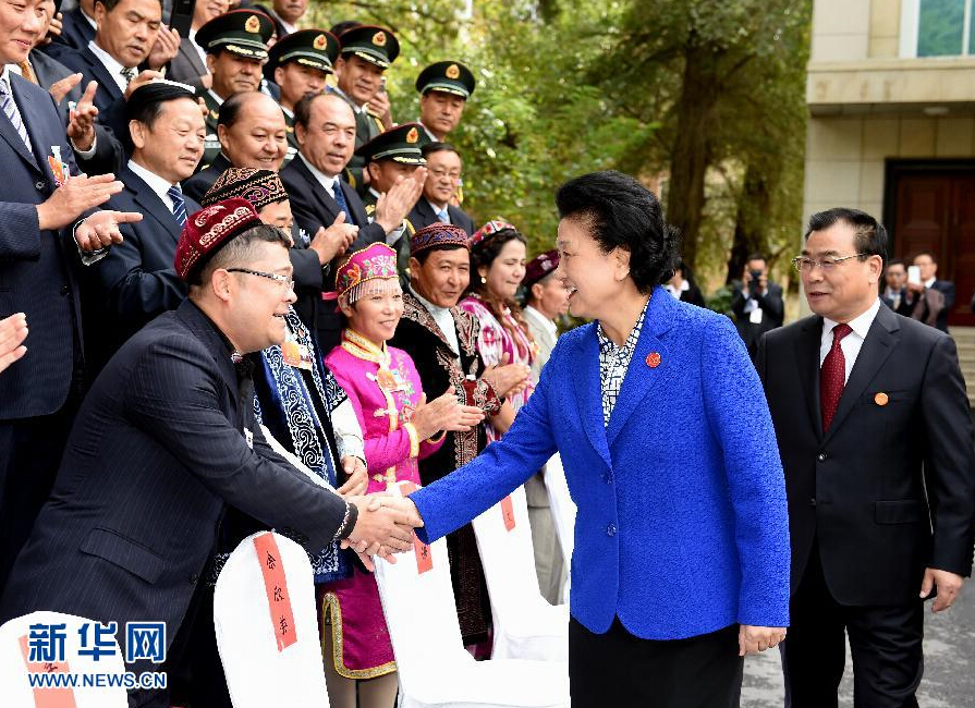 9月28日，中共中央政治局委員、國(guó)務(wù)院副總理、中央代表團(tuán)副團(tuán)長(zhǎng)劉延?xùn)|率中央代表團(tuán)分團(tuán)赴阿克蘇地區(qū)、伊犁哈薩克自治州慰問(wèn)，與各族干部群眾共度節(jié)日、共享歡樂(lè)。這是劉延?xùn)|接見(jiàn)伊犁黨政軍負(fù)責(zé)同志和各族各界人士、先進(jìn)模范、援疆干部代表等。新華社記者張領(lǐng)攝