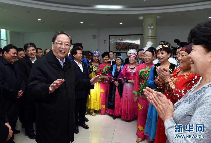 9月29日，中共中央政治局常委、全國(guó)政協(xié)主席、中央代表團(tuán)團(tuán)長(zhǎng)俞正聲率中央代表團(tuán)部分成員赴阿勒泰地區(qū)看望各族干部群眾。這是俞正聲來到阿勒泰地區(qū)老年人活動(dòng)中心慰問群眾。新華社記者 饒愛民 攝