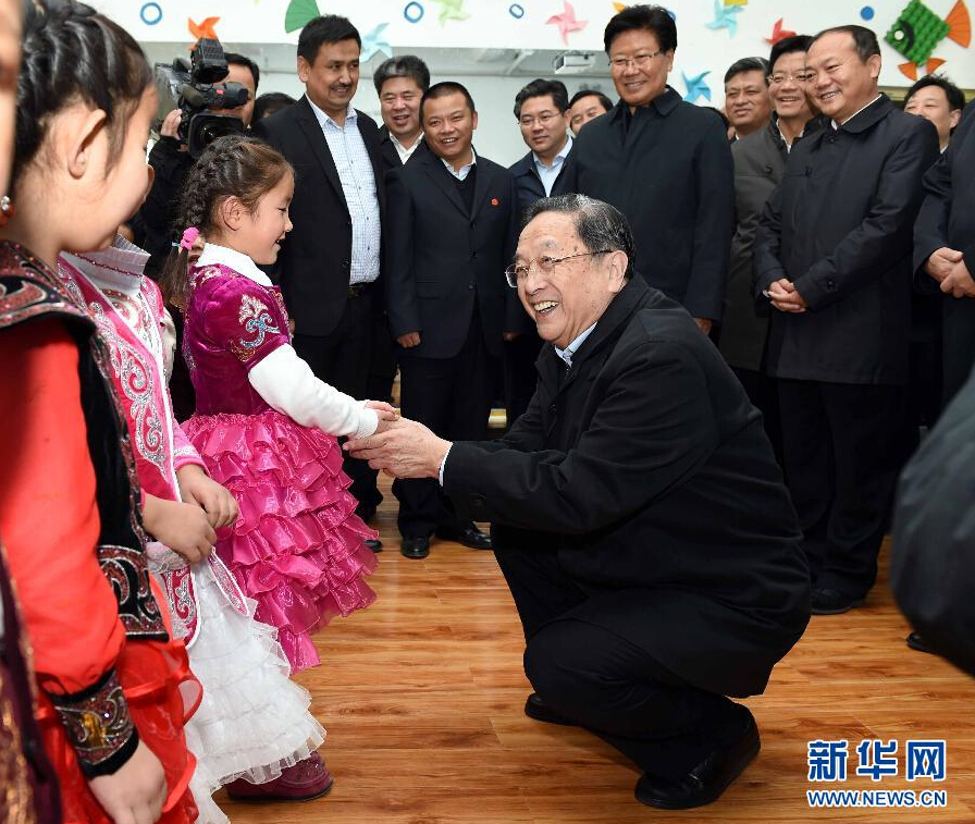 9月29日，中共中央政治局常委、全國(guó)政協(xié)主席、中央代表團(tuán)團(tuán)長(zhǎng)俞正聲率中央代表團(tuán)部分成員赴阿勒泰地區(qū)看望各族干部群眾。這是俞正聲來到布爾津縣也拉曼牧民定居新村幼兒園，同小朋友交流。新華社記者 饒愛民 攝