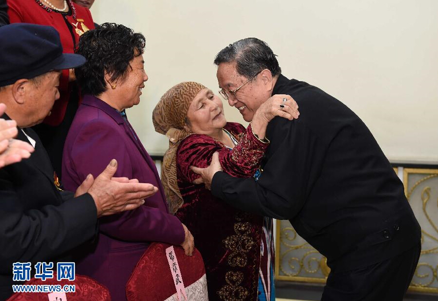 9月29日，中共中央政治局常委、全國(guó)政協(xié)主席、中央代表團(tuán)團(tuán)長(zhǎng)俞正聲率中央代表團(tuán)部分成員赴阿勒泰地區(qū)看望各族干部群眾。這是俞正聲接見阿勒泰地區(qū)有關(guān)負(fù)責(zé)同志、各界人士代表和援疆干部代表時(shí)與維吾爾族老人阿尼帕·阿力馬洪親切擁抱。阿尼帕·阿力馬洪先后收養(yǎng)漢、回、維吾爾、哈薩克4個(gè)民族的10個(gè)孤兒。新華社記者 饒愛民 攝 