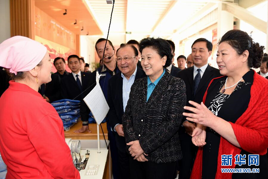 9月29日，中共中央政治局委員、國務(wù)院副總理、中央代表團副團長劉延?xùn)|率中央代表團分團在伊犁哈薩克自治州看望慰問各族干部群眾。這是劉延?xùn)|來到伊寧市坤漠服裝有限公司考察慰問，與維吾爾族女工阿里雅·克里木親切交談。新華社記者張領(lǐng)攝