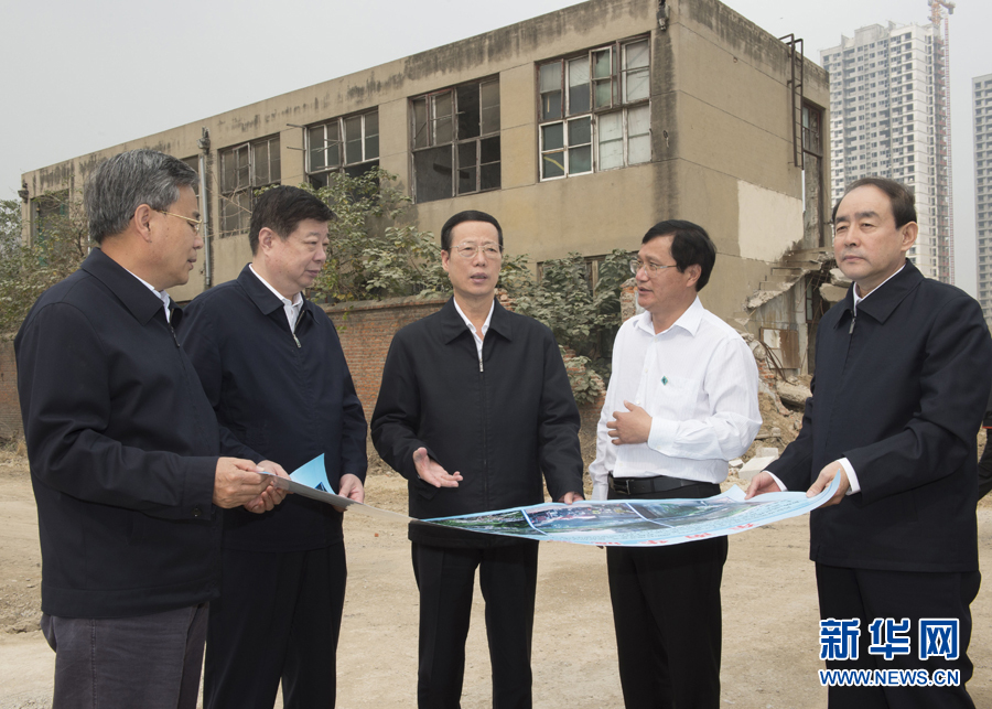 10月22日至23日，中共中央政治局常委、國務院副總理張高麗在山東調(diào)研扶貧工作情況。這是10月22日，張高麗就整體搬遷脫貧實地考察濟寧東南片區(qū)還遷安置區(qū)暨東南華城棚戶區(qū)改造項目。 新華社記者 王曄 攝