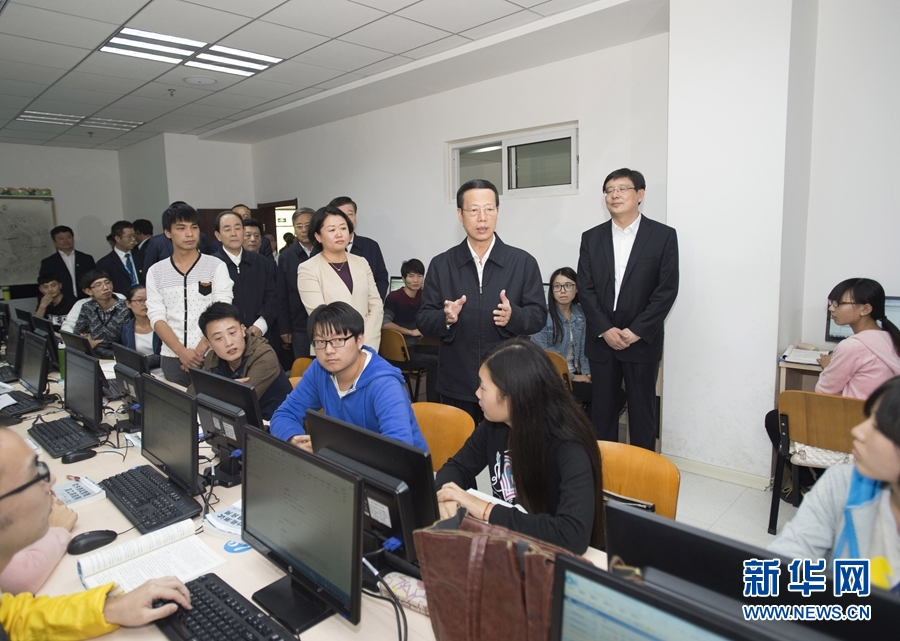 10月22日至23日，中共中央政治局常委、國務院副總理張高麗在山東調(diào)研扶貧工作情況。這是10月22日，張高麗在濟寧市惠普軟件人才實訓基地調(diào)研教育培訓脫貧有關情況。 新華社記者 王曄 攝