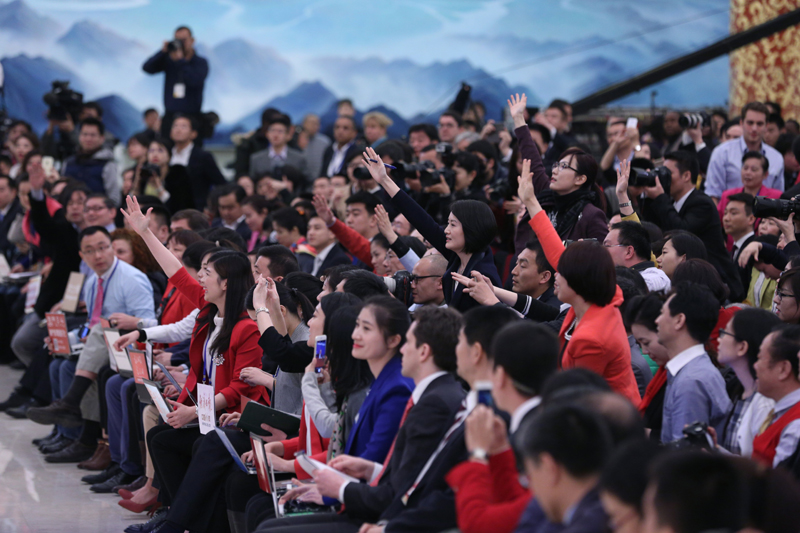 3月15日，國務(wù)院總理李克強在北京人民大會堂與中外記者見面，并回答記者提問。這是記者舉手爭取提問機會。 新華社記者 才揚 攝
