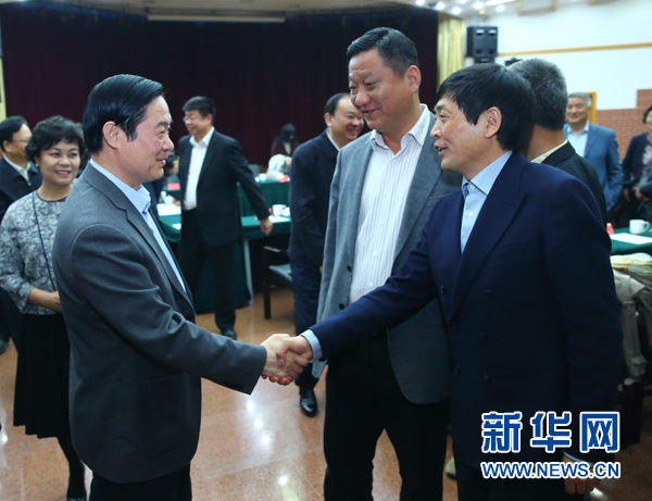 4月12日，中共中央政治局委員、中央書記處書記、中宣部部長劉奇葆在北京出席“走向世界的中國兒童文學”座談會并講話。這是座談會后，劉奇葆與國際安徒生獎獲得者、兒童文學作家曹文軒握手。新華社記者丁海濤攝