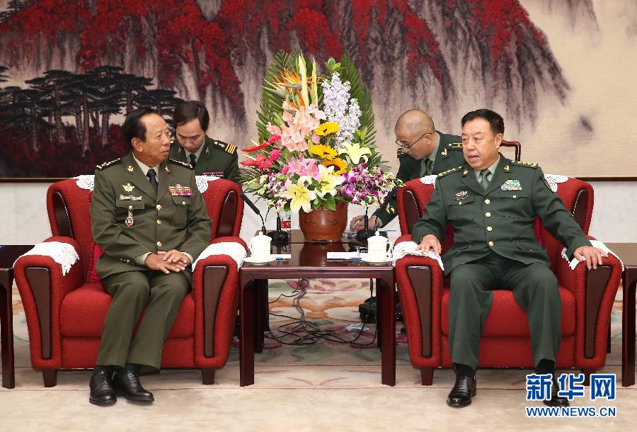 10月13日，中央軍委副主席范長龍在北京會見柬埔寨王國副首相兼國防大臣迪班。 新華社記者 馬占成 攝 