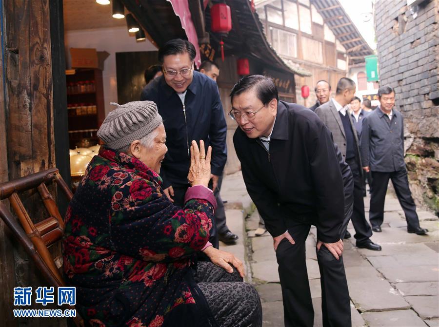 這是11月21日，張德江在宜賓李莊鎮(zhèn)同濟(jì)社區(qū)與居民親切交談。 新華社記者 劉衛(wèi)兵 攝 
