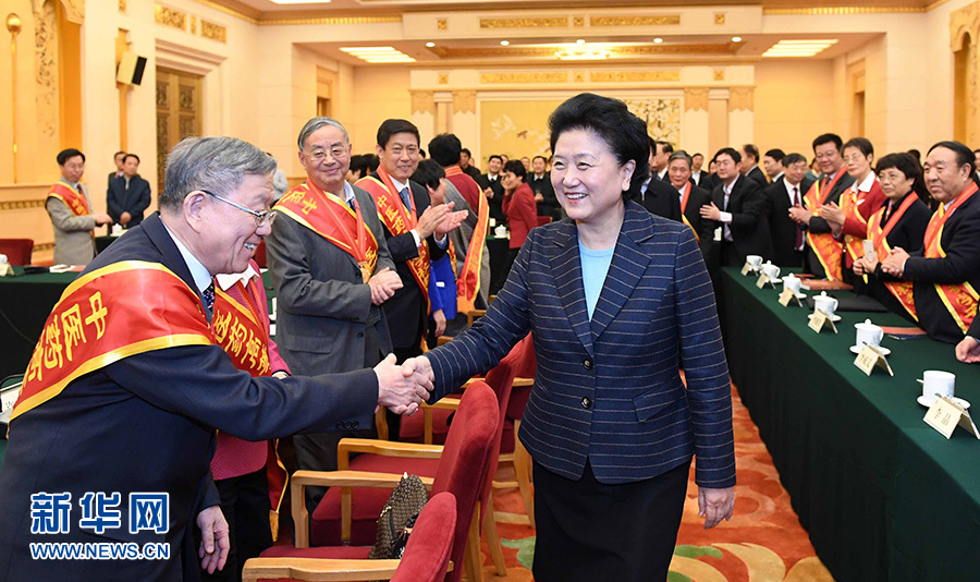 12月29日，中共中央政治局委員、國務(wù)院副總理劉延?xùn)|在北京與中醫(yī)藥高等學(xué)校教學(xué)名師座談。這是座談會(huì)前，劉延?xùn)|與獲得表彰的教師握手。新華社記者 張鐸 攝
