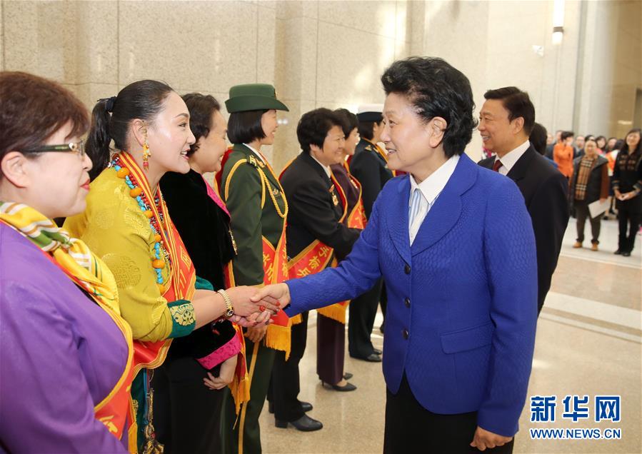 3月8日，由全國婦聯(lián)主辦的“三八”國際婦女節(jié)紀(jì)念暨表彰大會在北京舉行。中共中央政治局委員、國務(wù)院副總理劉延?xùn)|，中共中央政治局委員、國家副主席李源潮會見受表彰的先進(jìn)代表。新華社記者殷剛攝