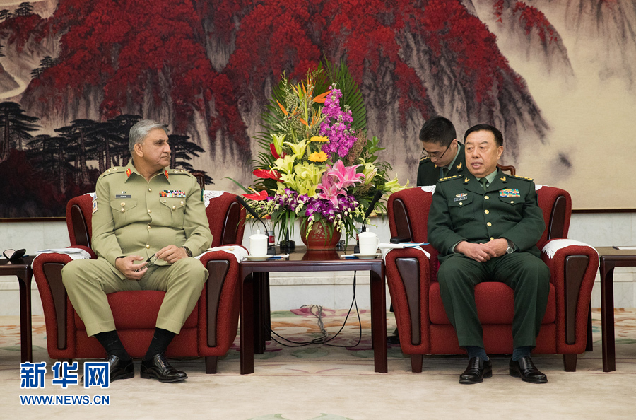 3月16日，中央軍委副主席范長(zhǎng)龍會(huì)見(jiàn)來(lái)訪的巴基斯坦陸軍參謀長(zhǎng)巴杰瓦。   新華社記者琚振華攝