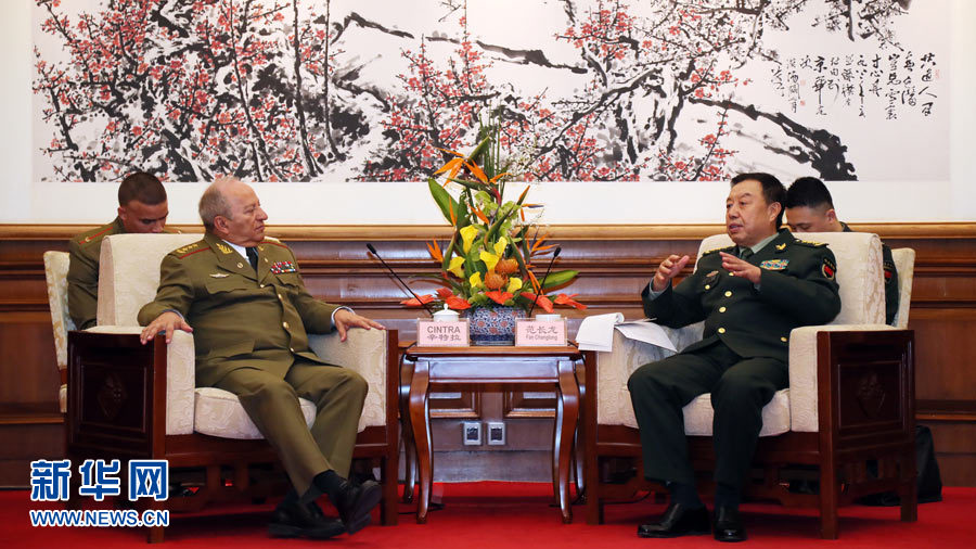 3月28日，中央軍委副主席范長龍在北京釣魚臺國賓館會見來華訪問的古巴革命武裝力量部部長萊奧波爾多·辛特拉。 新華社發(fā)（劉芳 攝） 