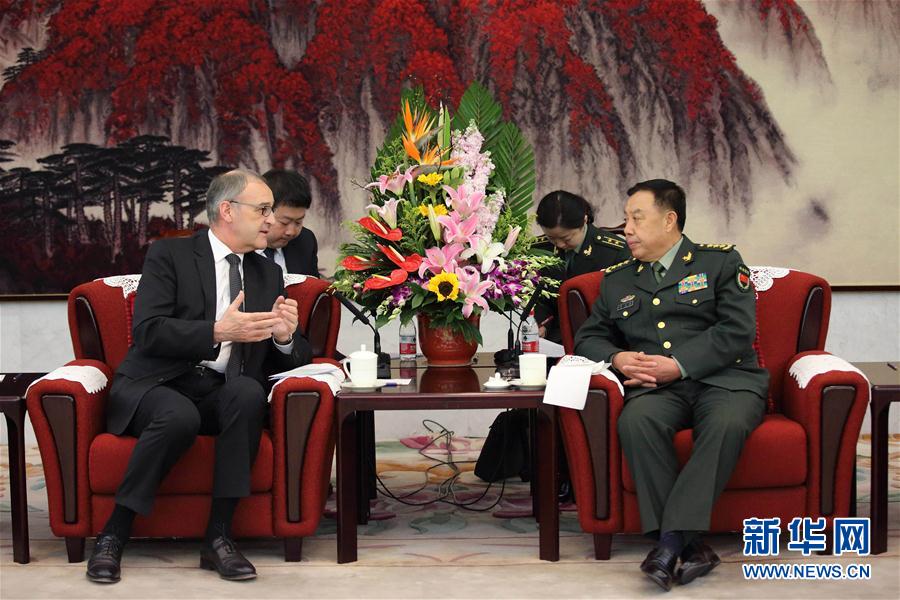 3月31日，中央軍委副主席范長(zhǎng)龍?jiān)诒本?huì)見(jiàn)來(lái)訪的瑞士國(guó)防、民防和體育部長(zhǎng)帕莫蘭。 新華社記者 劉芳 攝