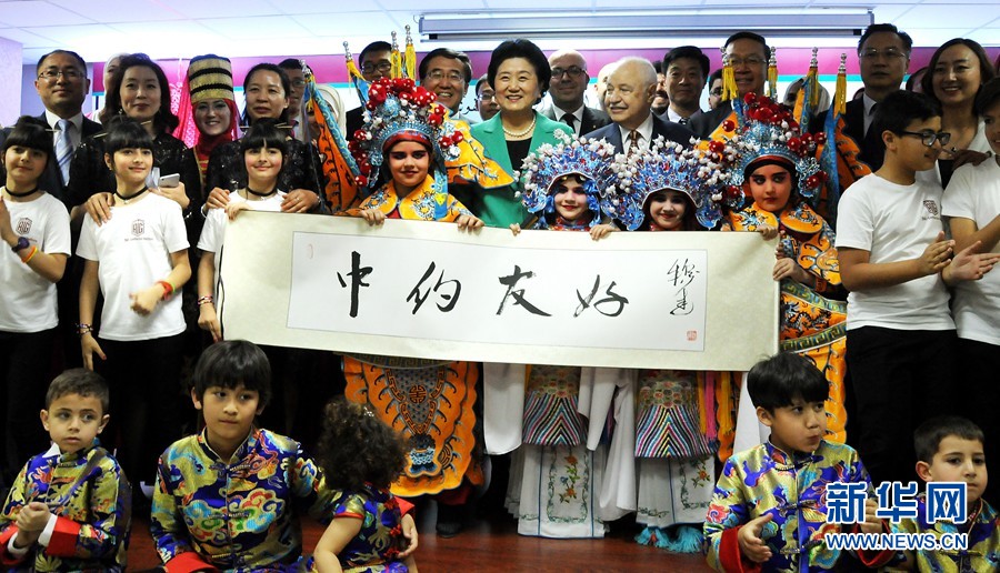 4月20日，在約旦首都安曼，中國(guó)國(guó)務(wù)院副總理劉延?xùn)|（中）考察TAG孔子學(xué)院。 新華社記者林曉蔚攝