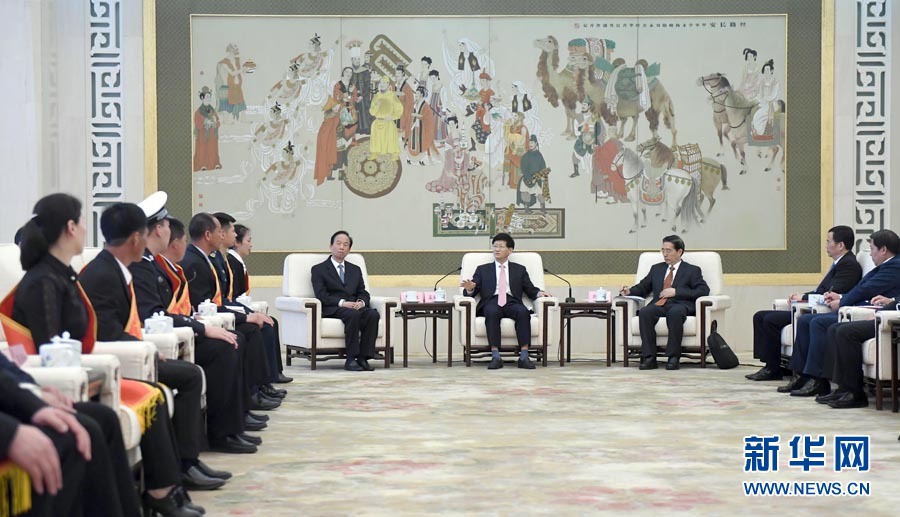 4月24日，第十三屆全國見義勇為英雄模范表彰大會在北京人民大會堂召開。會前，中共中央政治局委員、中央政法委書記孟建柱與見義勇為英雄模范及家屬代表座談。國務(wù)委員、公安部部長郭聲琨出席座談會并在表彰大會上講話。新華社記者 張鐸 攝