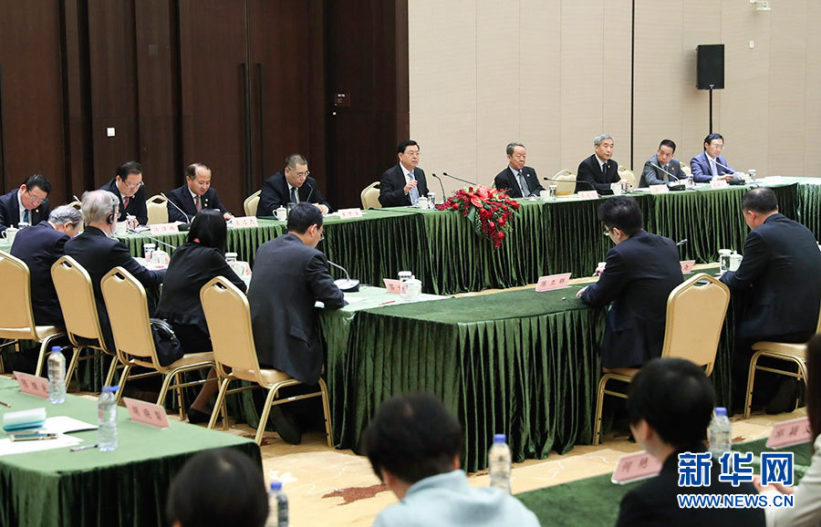 5月8日至10日，中共中央政治局常委、全國人大常委會委員長張德江視察澳門特別行政區(qū)。這是5月10日，張德江與教育工作者和學(xué)生代表座談。新華社記者 龐興雷 攝