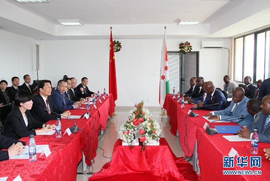 5月11日，中國國家副主席李源潮在布瓊布拉與布隆迪第一副總統(tǒng)辛迪姆沃和第二副總統(tǒng)布托雷舉行會談。 新華社記者呂天然攝 