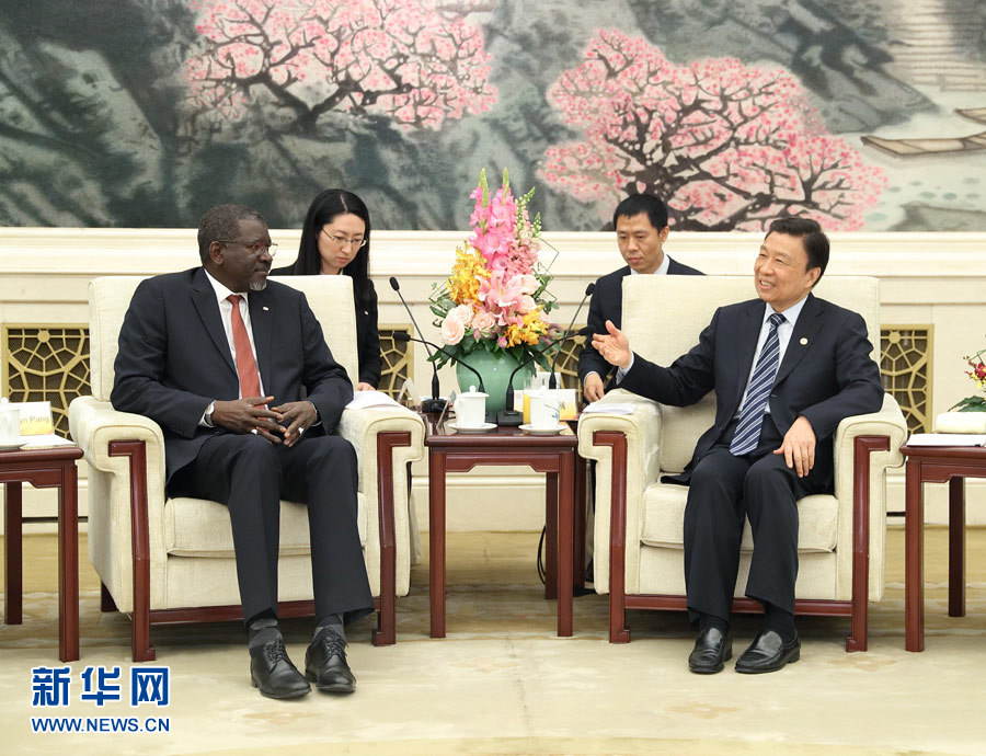 5月15日，國(guó)家副主席、中國(guó)紅十字會(huì)名譽(yù)會(huì)長(zhǎng)李源潮在北京會(huì)見(jiàn)來(lái)華出席“一帶一路”國(guó)際合作高峰論壇的紅十字會(huì)與紅新月會(huì)國(guó)際聯(lián)合會(huì)秘書(shū)長(zhǎng)阿西。新華社記者 王曄 攝