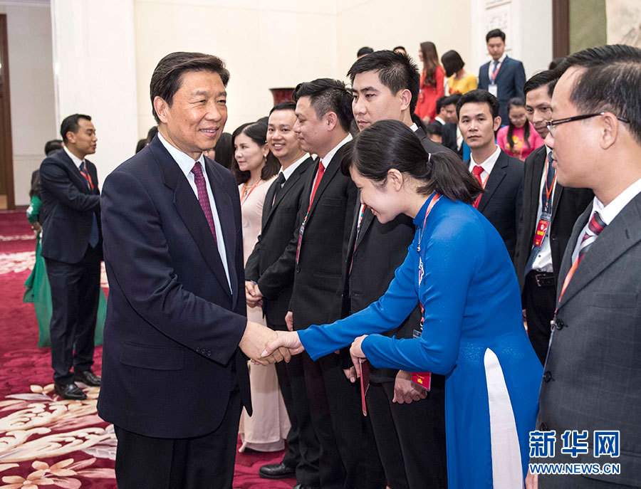 5月22日，中共中央政治局委員、國(guó)家副主席李源潮在北京會(huì)見(jiàn)越南胡志明共青團(tuán)中央書(shū)記處第一書(shū)記黎國(guó)鋒率領(lǐng)的越南青年代表團(tuán)。 新華社記者李濤 攝