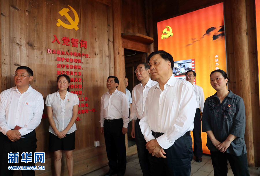 6月8日至10日，中共中央政治局常委、中央書記處書記劉云山在福建調(diào)研。這是6月9日，劉云山專程來到政和縣石圳村，深入了解廖俊波的事跡。新華社記者 劉衛(wèi)兵 攝