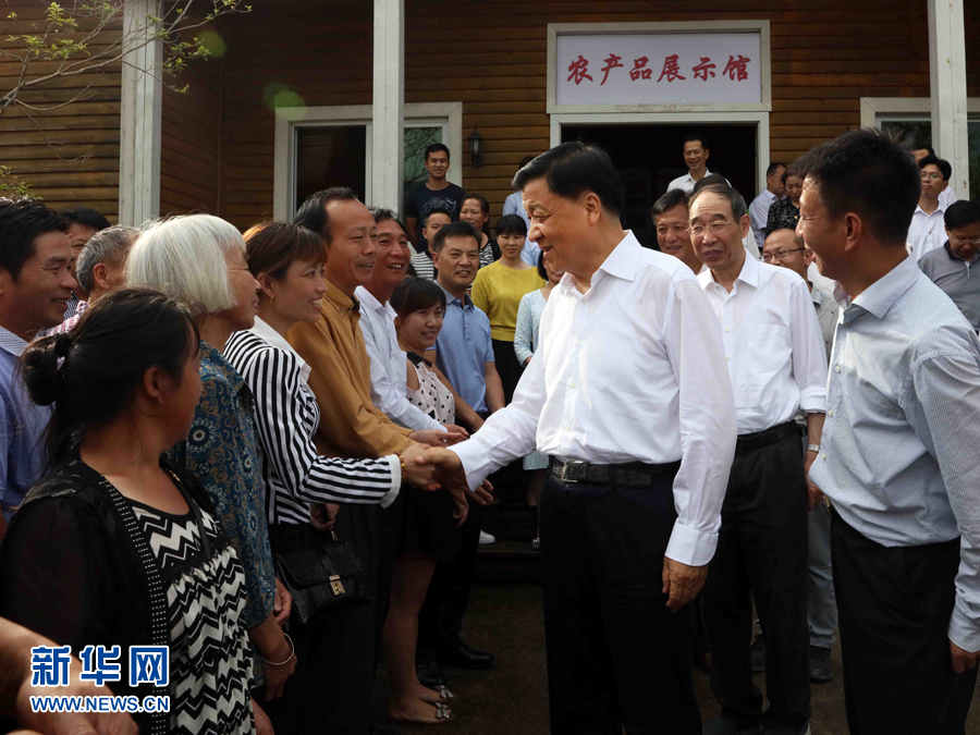 6月8日至10日，中共中央政治局常委、中央書記處書記劉云山在福建調(diào)研。這是6月9日，劉云山在周寧縣上洋村與村民親切交談。新華社記者 劉衛(wèi)兵 攝