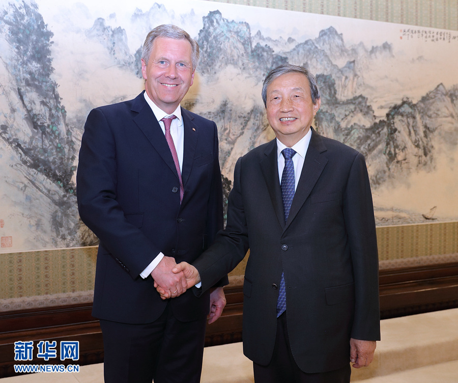 6月13日，國(guó)務(wù)院副總理馬凱在北京中南海紫光閣會(huì)見(jiàn)德國(guó)前總統(tǒng)、全球中小企業(yè)聯(lián)盟全球主席武爾夫。 新華社記者 王曄 攝 