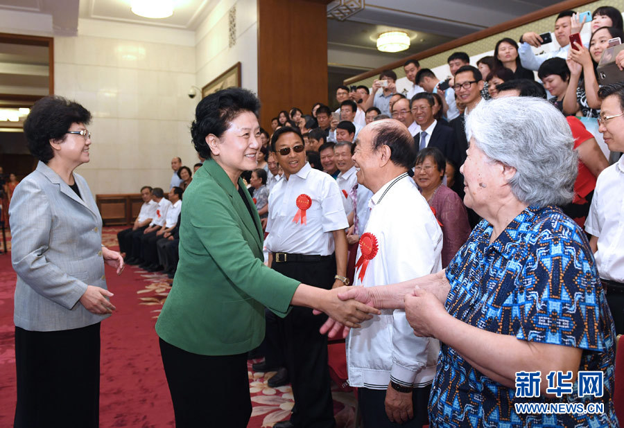 6月16日，中共中央政治局委員、國務(wù)院副總理劉延?xùn)|在北京看望出席中國人口福利基金會成立30周年座談會的歷屆“中華人口獎(jiǎng)”獲獎(jiǎng)?wù)叽?。新華社記者 饒愛民 攝