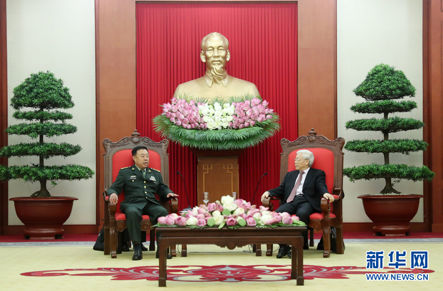 6月18日，在越南首都河內(nèi)，正在越南訪問的中央軍委副主席范長龍（左）會(huì)見越共中央總書記阮富仲。 新華社發(fā)（李曉偉攝） 