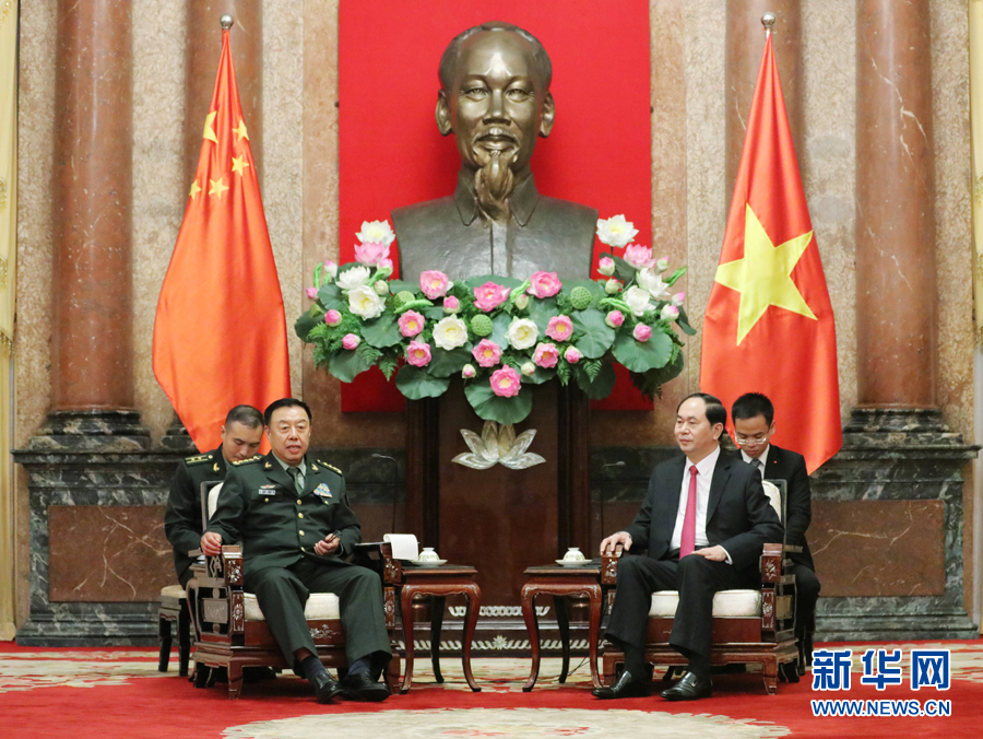 6月18日，在越南首都河內(nèi)，正在越南訪問的中央軍委副主席范長龍（左前）會(huì)見越南國家主席陳大光（右前）。 新華社發(fā)（李曉偉攝）