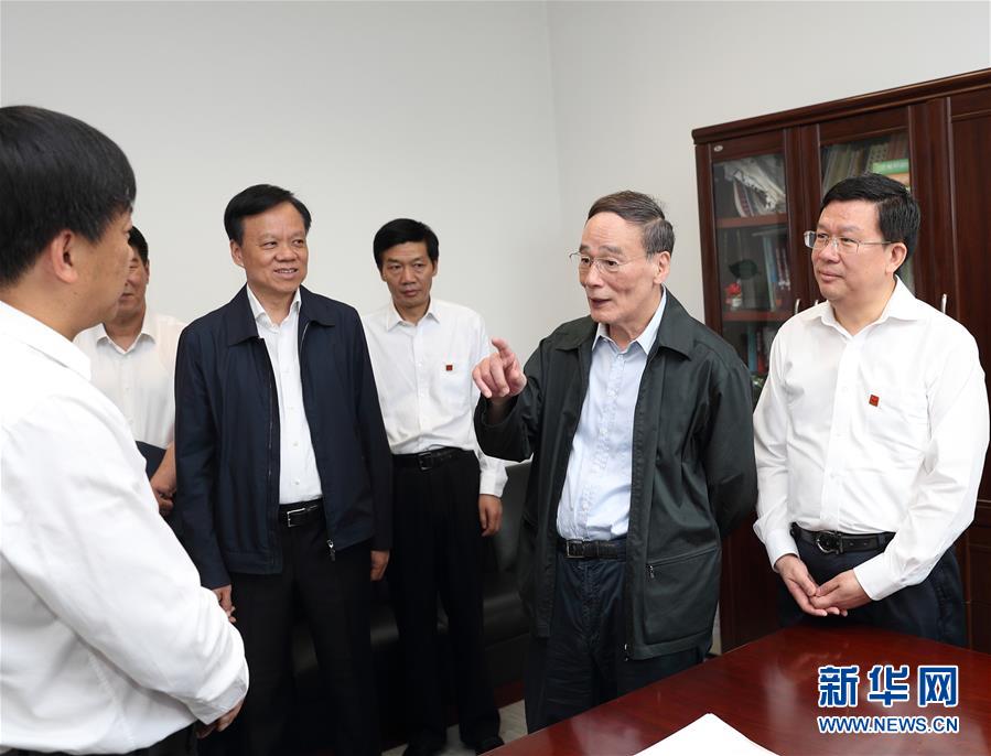 6月20日至22日，中共中央政治局常委、中央紀(jì)委書(shū)記王岐山在貴州省檢查紀(jì)檢監(jiān)察工作。這是6月21日，王岐山在省紀(jì)委與紀(jì)檢監(jiān)察干部親切交流。新華社記者 王曄 攝