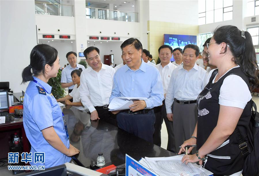 6月22日至24日，中共中央政治局常委、中央書記處書記劉云山在遼寧調(diào)研。這是6月22日，劉云山在中國（遼寧）自貿(mào)試驗區(qū)營口片區(qū)與干部群眾深入交流。新華社記者 張鐸 攝