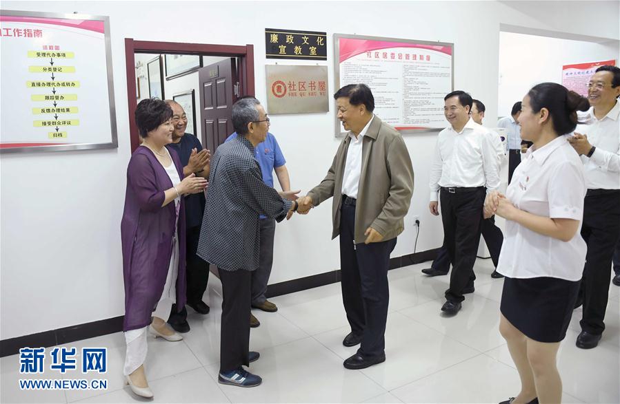 6月22日至24日，中共中央政治局常委、中央書記處書記劉云山在遼寧調(diào)研。這是6月23日，劉云山在錦州市西街社區(qū)與干部群眾深入交流。新華社記者 張鐸 攝

