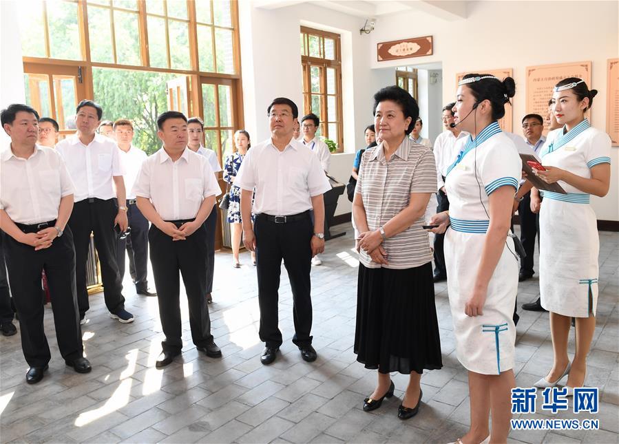 6月25日，全國(guó)民族團(tuán)結(jié)進(jìn)步創(chuàng)建經(jīng)驗(yàn)交流現(xiàn)場(chǎng)會(huì)在內(nèi)蒙古興安盟召開(kāi)，中共中央政治局委員、國(guó)務(wù)院副總理劉延?xùn)|出席會(huì)議并講話。在內(nèi)蒙古期間，劉延?xùn)|考察內(nèi)蒙古人民代表會(huì)議舊址即“五一會(huì)址”，深入社區(qū)看望各族干部群眾。這是劉延?xùn)|考察“五一會(huì)址”。新華社記者 陳曄華 攝