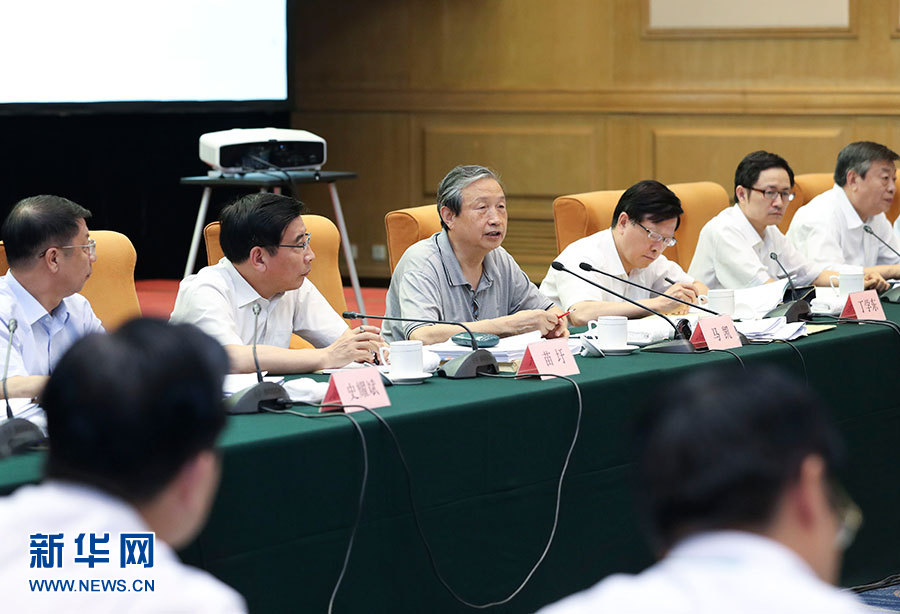 近日，中共中央政治局委員、國(guó)務(wù)院副總理馬凱在北京調(diào)研新能源汽車(chē)產(chǎn)業(yè)發(fā)展。這是7月4日，馬凱在北京深入新能源汽車(chē)充換電設(shè)施、充電服務(wù)平臺(tái)、分時(shí)租賃等單位調(diào)研，并主持召開(kāi)推廣應(yīng)用座談會(huì)。新華社記者 龐興雷 攝