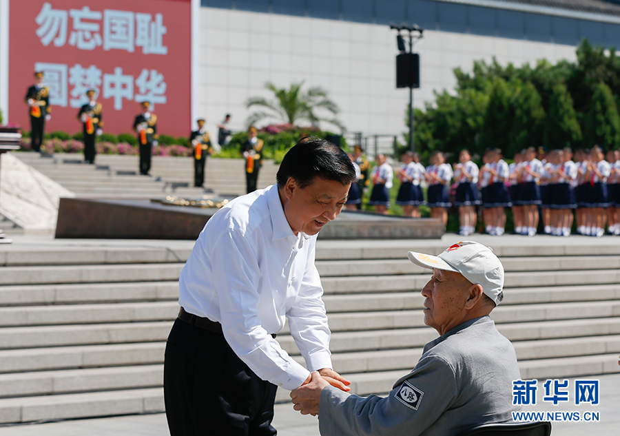 7月7日，紀念全民族抗戰(zhàn)爆發(fā)80周年儀式在中國人民抗日戰(zhàn)爭紀念館舉行。中共中央政治局常委、中央書記處書記劉云山出席儀式并講話。這是儀式開始前，劉云山與老八路代表握手。新華社記者崔新鈺攝