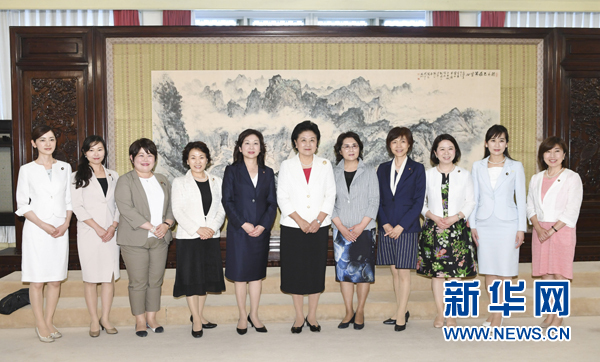 　　7月12日，國務(wù)院副總理劉延?xùn)|在北京會見以日本自民黨前總務(wù)會長野田圣子為首的日本執(zhí)政黨女國會議員代表團(tuán)一行。 新華社記者 高潔 攝