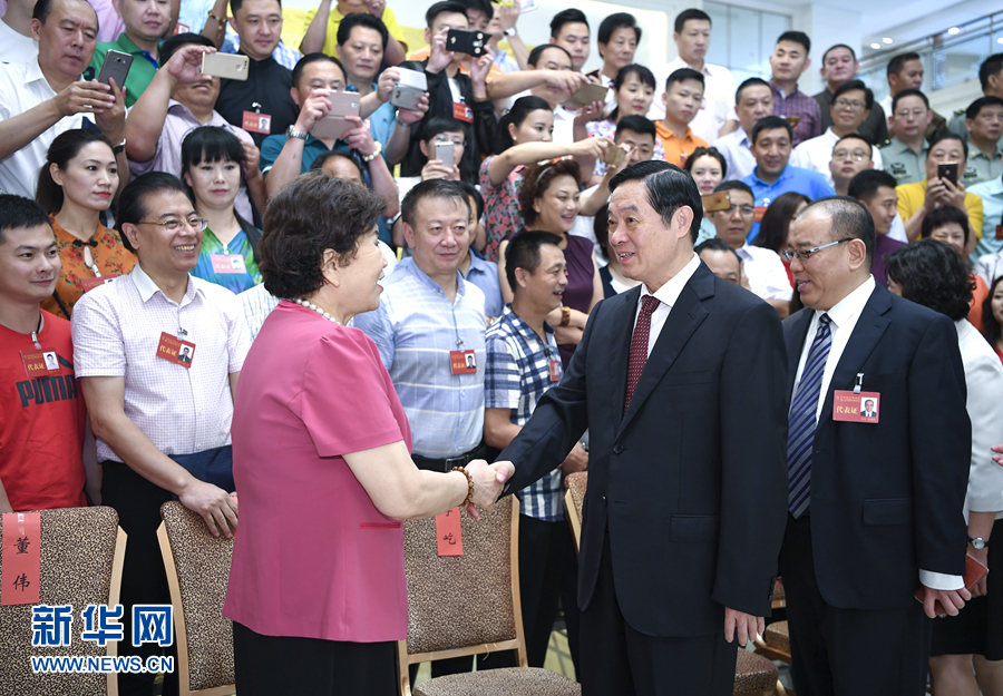 7月19日，中國曲藝家協(xié)會第八次全國代表大會在北京召開。中共中央政治局委員、中央書記處書記、中宣部部長劉奇葆出席開幕式并講話。這是開幕式前，劉奇葆接見與會代表。新華社記者 張領(lǐng) 攝
