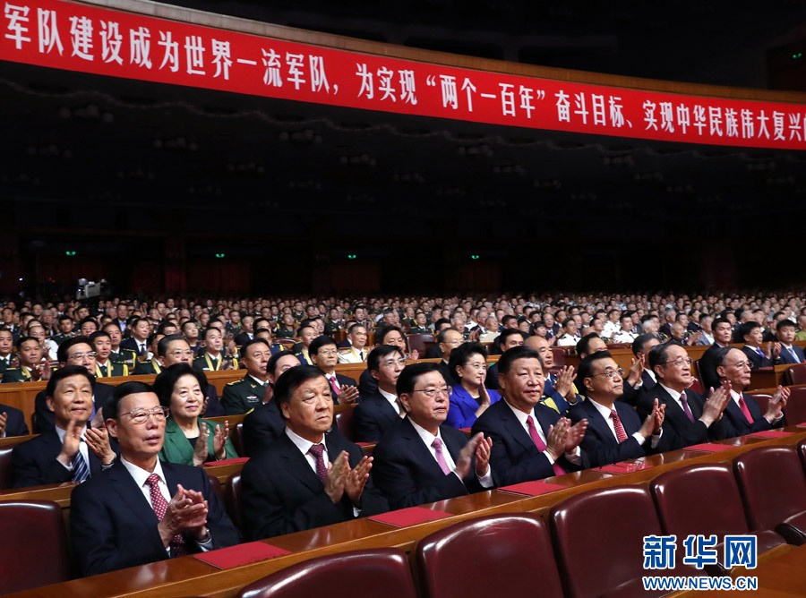 7月28日，慶祝中國人民解放軍建軍90周年文藝晚會《在黨的旗幟下》在北京人民大會堂舉行。中共中央總書記、國家主席、中央軍委主席習(xí)近平和李克強、張德江、俞正聲、劉云山、王岐山、張高麗等黨和國家領(lǐng)導(dǎo)人，與首都3000多名各界群眾一起觀看演出。新華社記者 馬占成 攝